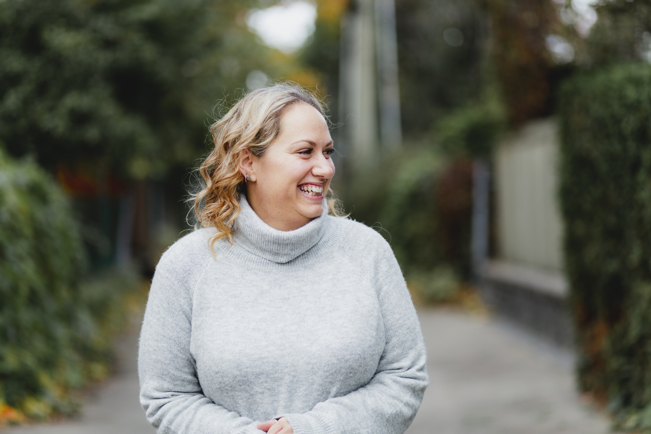 kvinna med jumper ler i profil